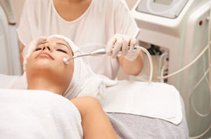 dermatologist giving a scar removal treatment to patient